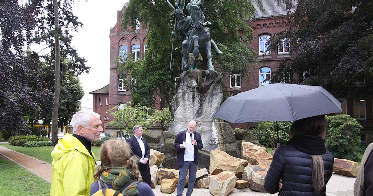 Das Wasser aus der Quelle am Herforder Wittekind-Denkmal sprudelt wieder