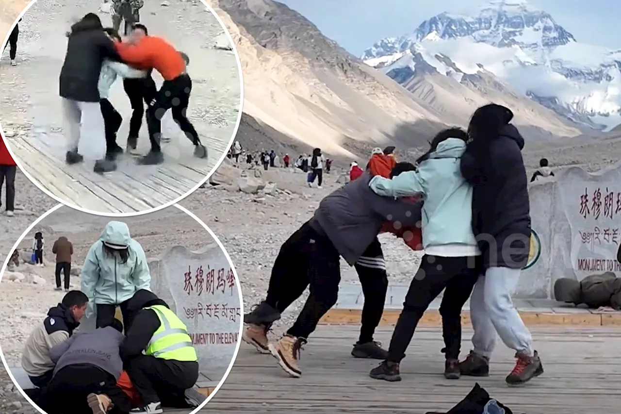 Mt. Everest tourists throw punches over the perfect selfie position