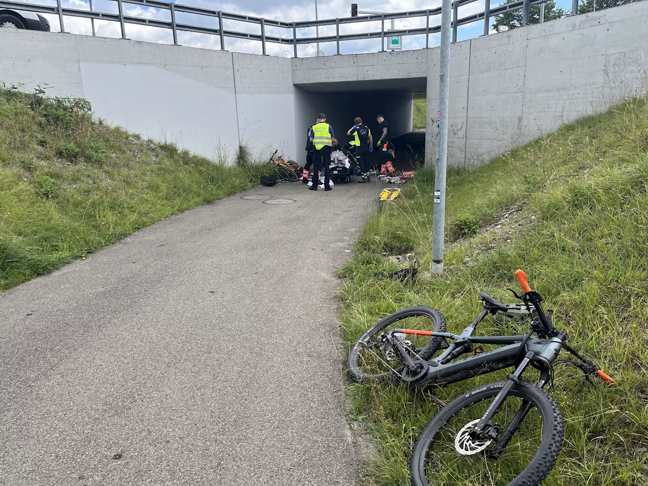 Oberwil-Lieli AG: Kollision zweier Velofahrer fordert Schwerverletzten