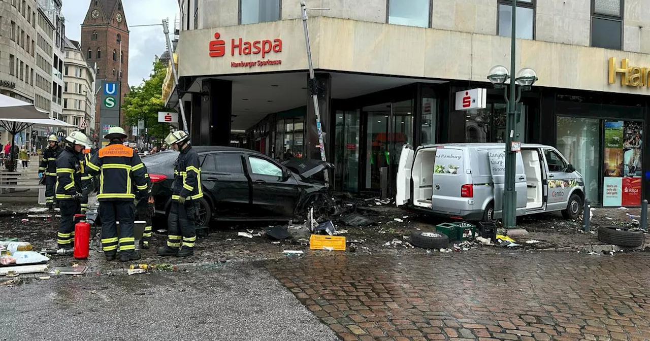 Auto fährt in Hamburg in Menschengruppe - vier Verletzte​