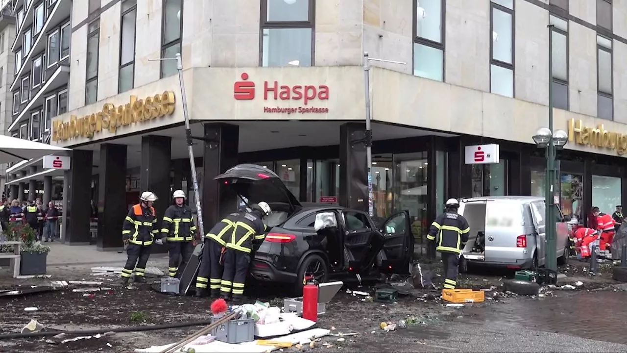 Hamburg: Verkehrsunfall am Jungfernstieg − Auto rast in Bankfiliale