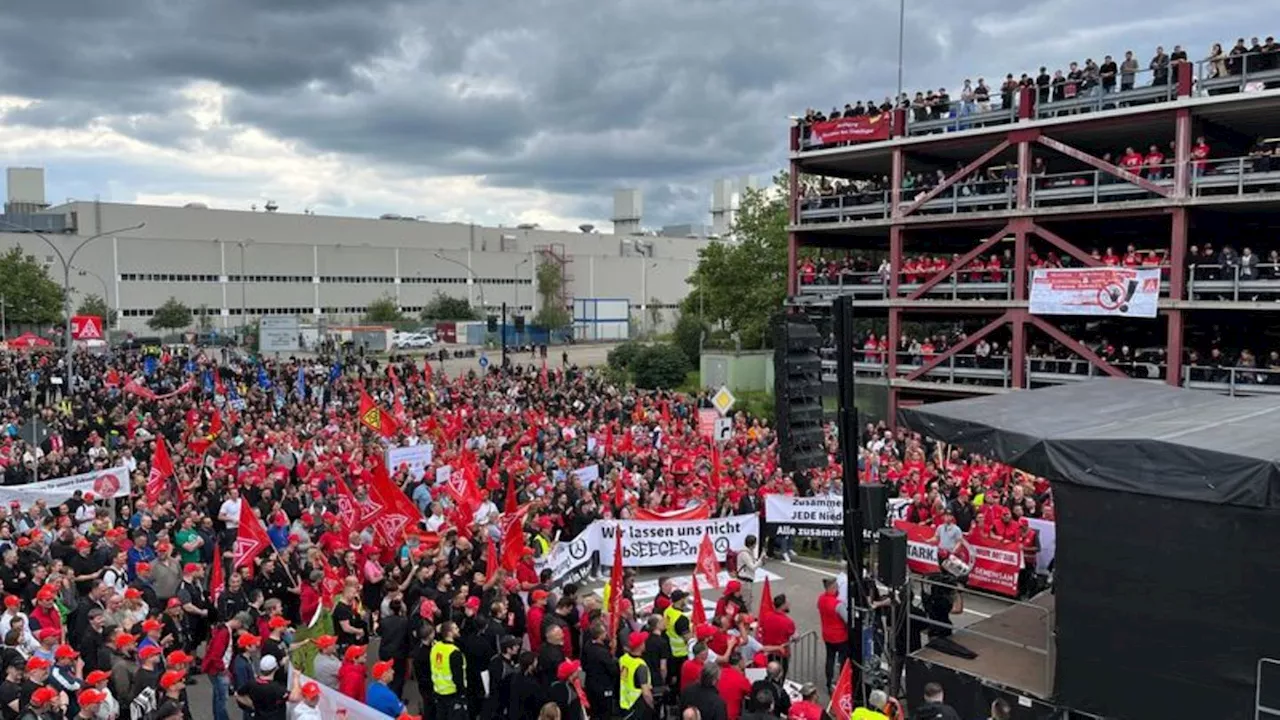 Autobranche: Tausende protestieren gegen Verkauf von Mercedes-Autohäusern