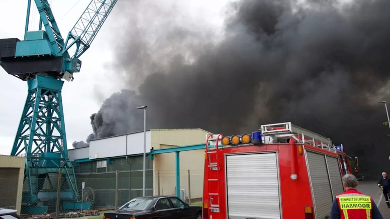 Feuerwehreinsatz: Halle mit Jacht brennt bei Werft am Nord-Ostseekanal