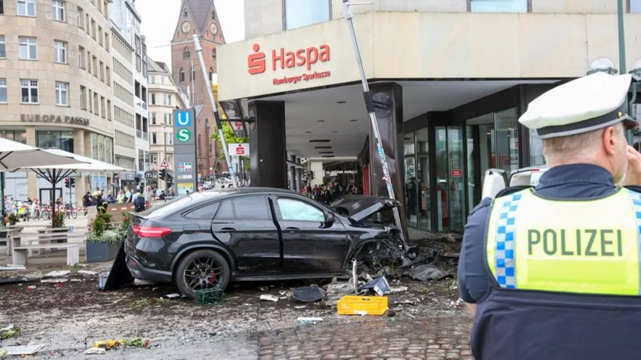 Tödlicher Unfall: Auto rast über Gehweg am Jungfernstieg