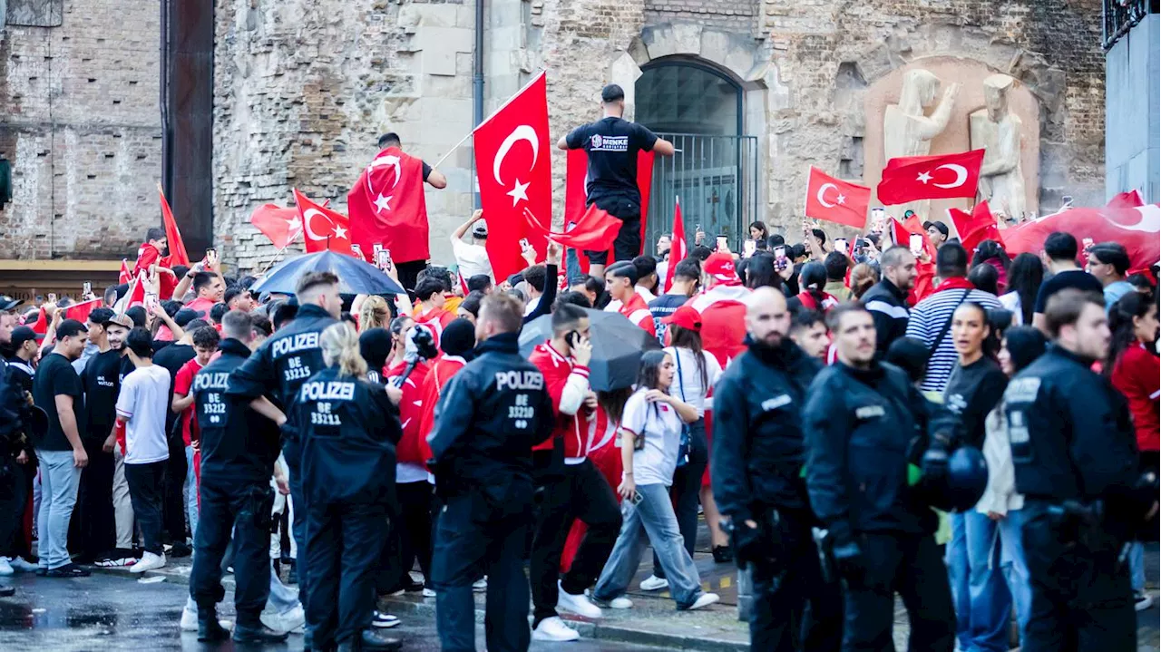 Türkische Fußball-Fans zum EM-Spiel: Mischen heute Rechtsradikale unter den Türkei-Anhängern mit?