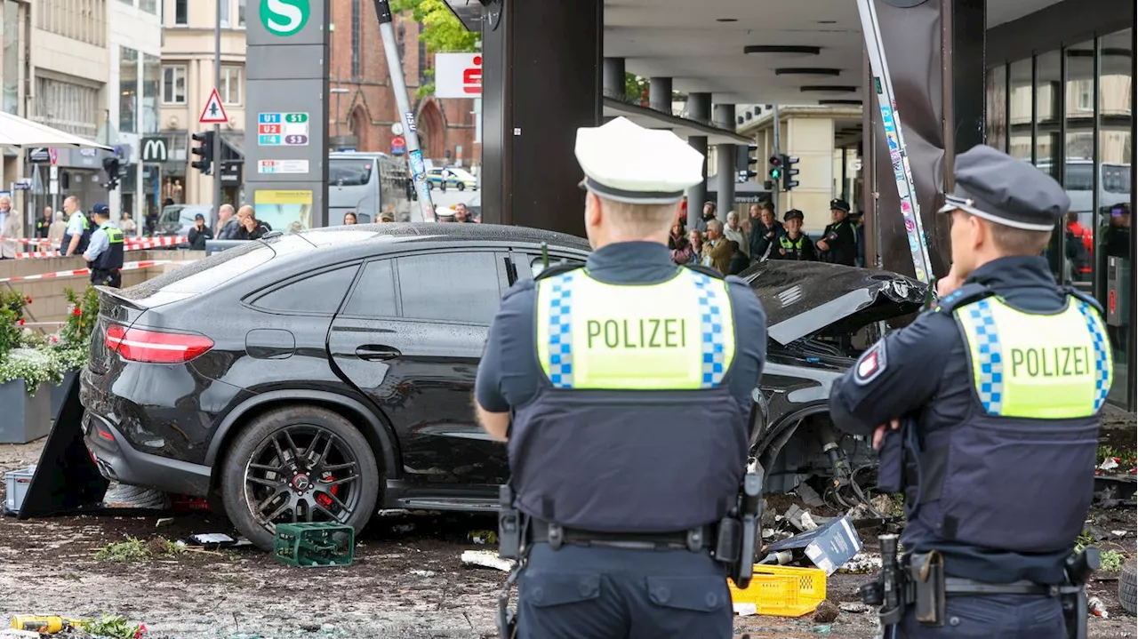 Vier Verletzte am Hamburger Jungfernstieg: Auto rast in Menschengruppe vor Sparkasse