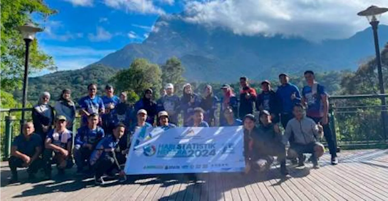 DOSM kibar tiga bendera di puncak Gunung Kinabalu