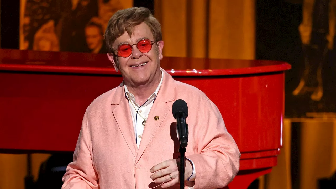 Elton John met sa garde-robe en vente sur eBay pour la bonne cause