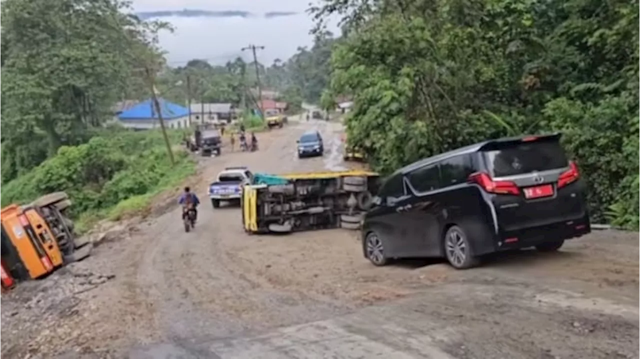 Viral Toyota Alphard Pejabat Gak Peduli Lihat Truk Terbalik di Jalan Rusak