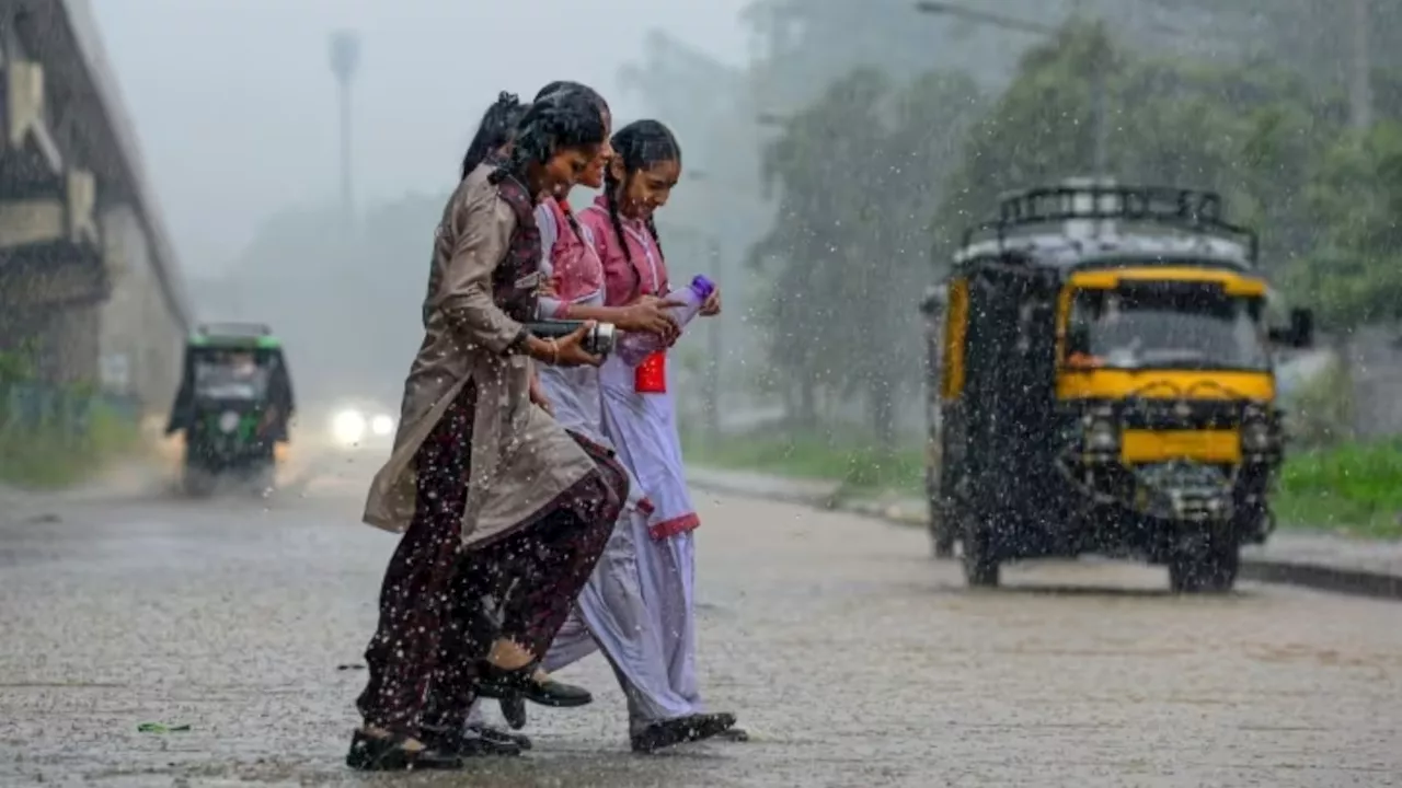 Weather Today: उत्तर से दक्षिण तक कई राज्यों में होगी बारिश, जानें दिल्ली के मौसम पर क्या है अपडेट