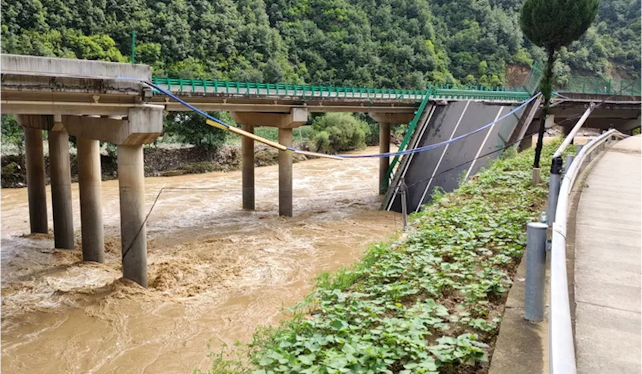 Crolla un ponte in Cina, i dispersi sono oltre 30