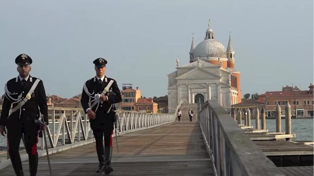 Inaugurato il ponte votivo per il Redentore, Brugnaro contestato