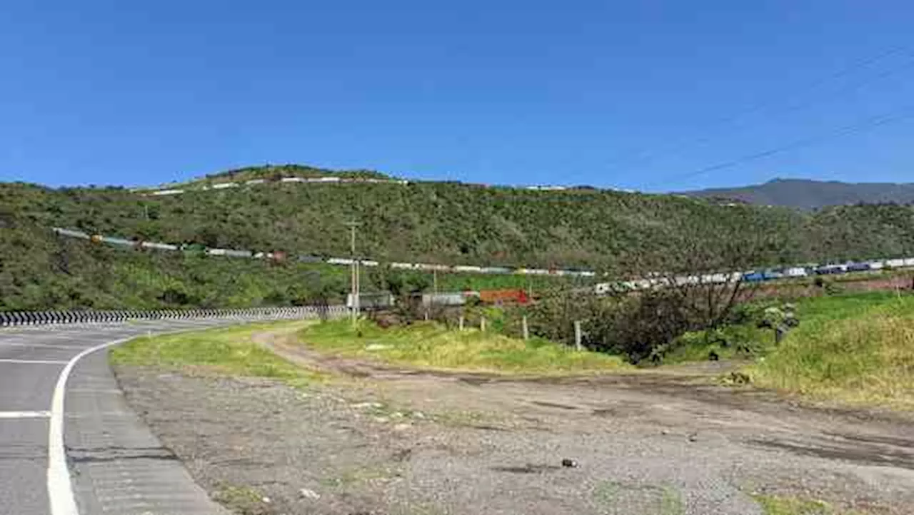 Por choque, kilométricas filas de vehículos varados en Cumbres de Maltrata