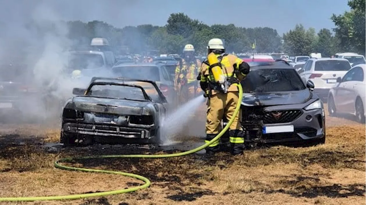 31 Grad in Xanten (NRW): Cabrio brennt auf Badesee-Parkplatz aus