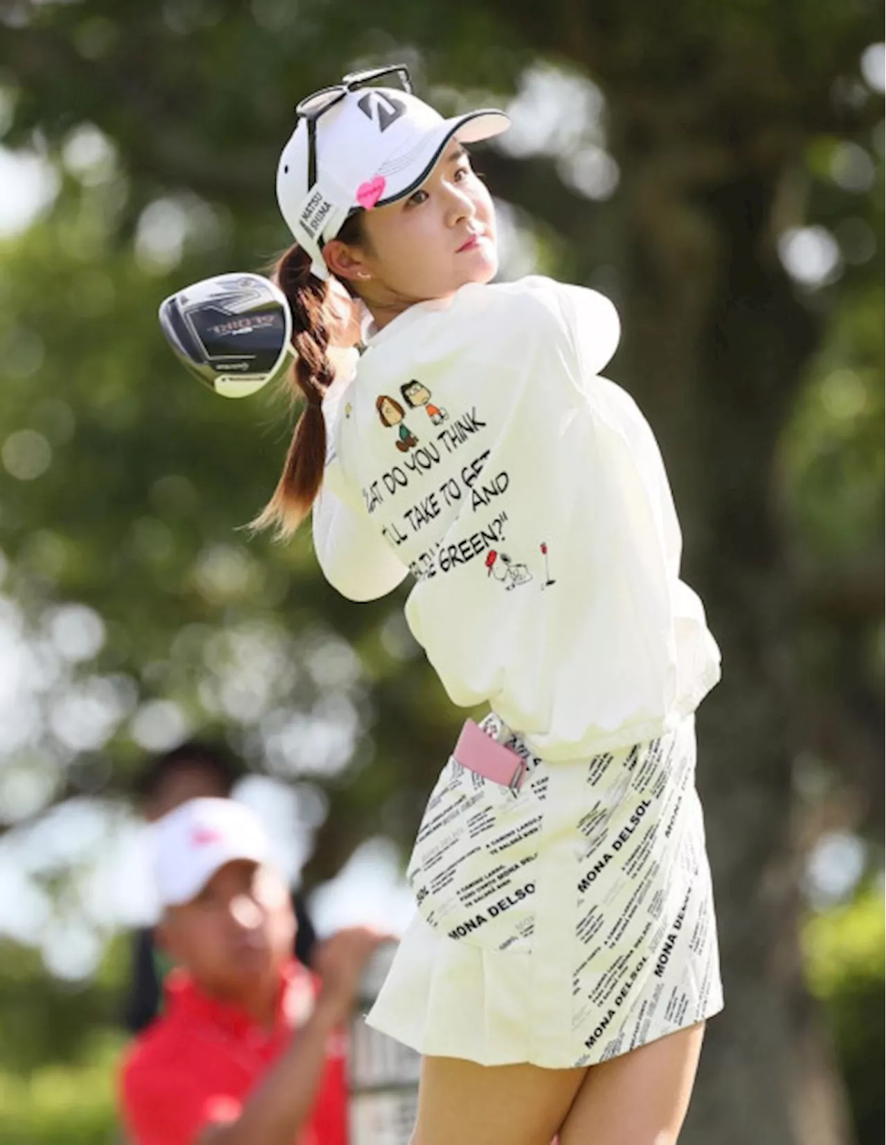 川崎春花が通算２０アンダーで２戦連続Ｖ王手 ツアー記録は通算２４アンダー／国内女子ゴルフ