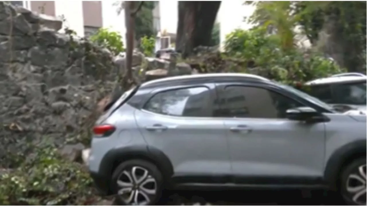 Lluvias en CDMX: cae una barda sobre cinco vehículos en Coyoacán