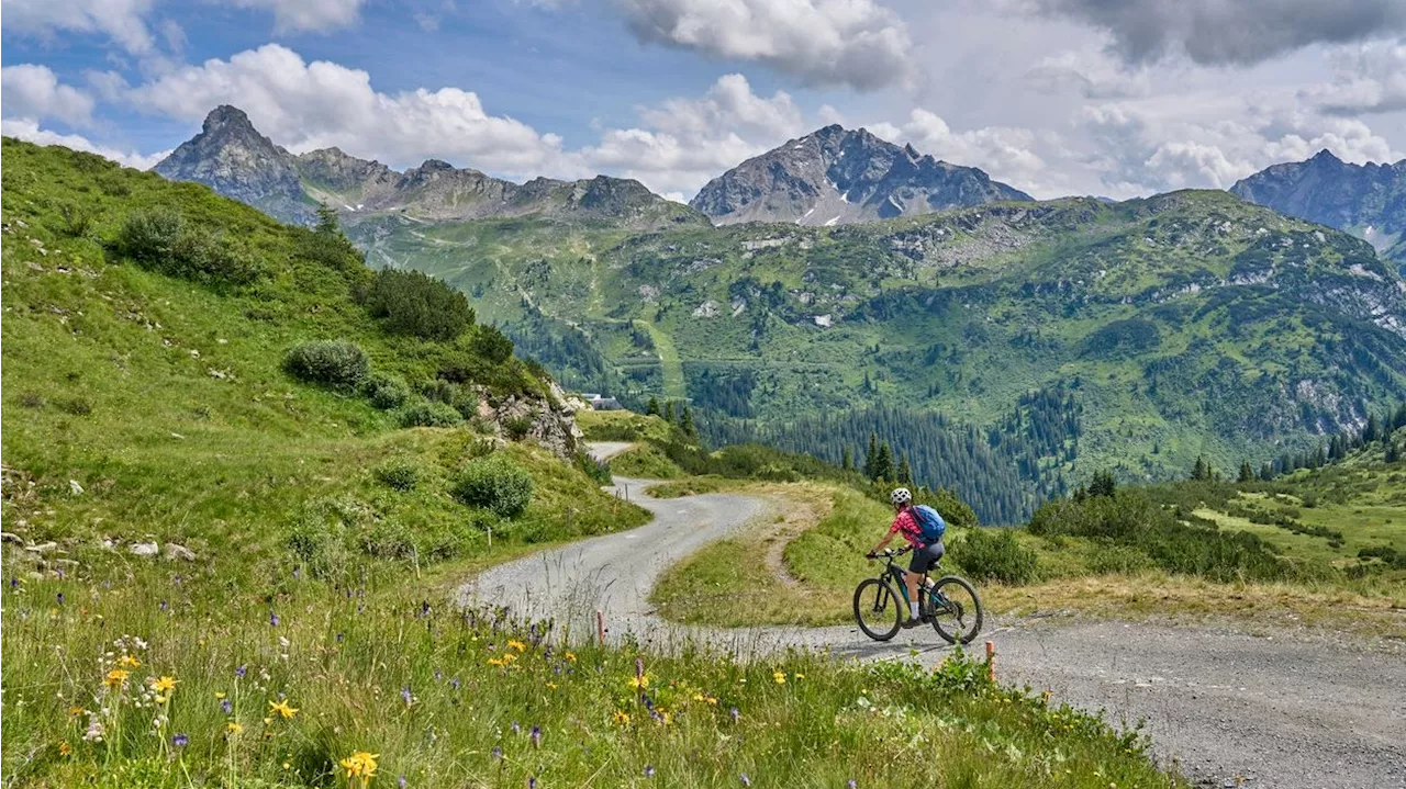 Trotz Reanimationsversuchen - Partnerin sah alles – Mann stirbt bei Radtour in Tirol