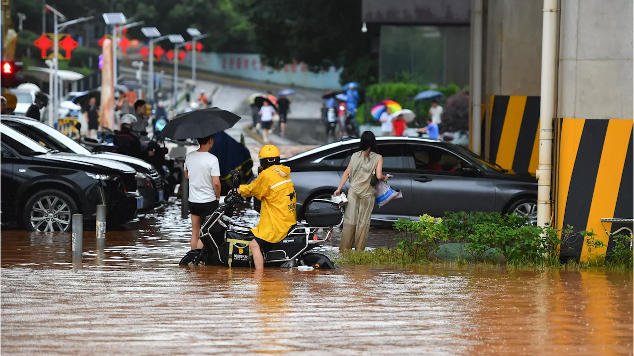 Al menos 11 muertos tras el derrumbe de un puente por las fuertes lluvias en China