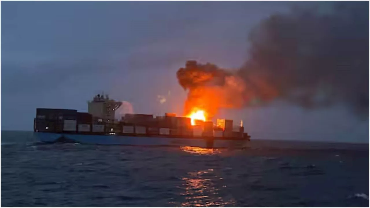 Cargo Ship Fire: गोवा में समंदर के बीच कार्गो जहाज में लगी आग, ICG के तीन Ship 12 घंटों से तैनात