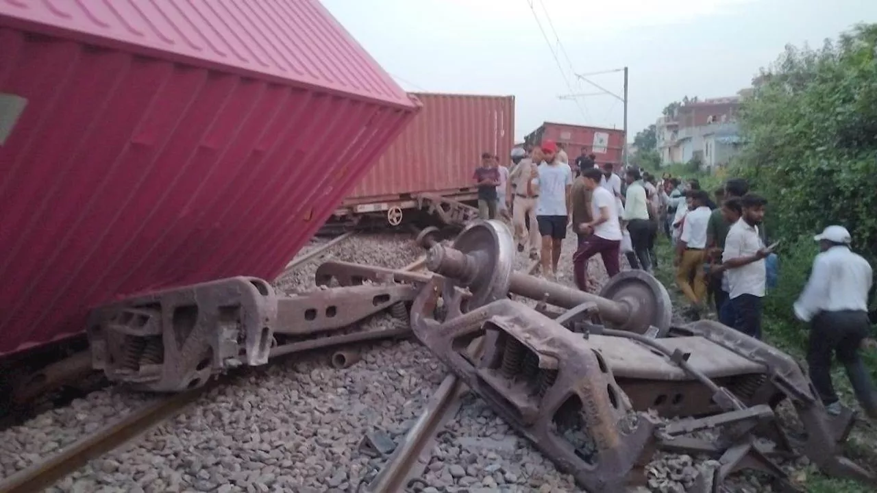 Train Route Change: अमरोहा में मालगाड़ी बेपटरी, राज्यरानी एक्सप्रेस सहित कई ट्रेनों के बदले रूट