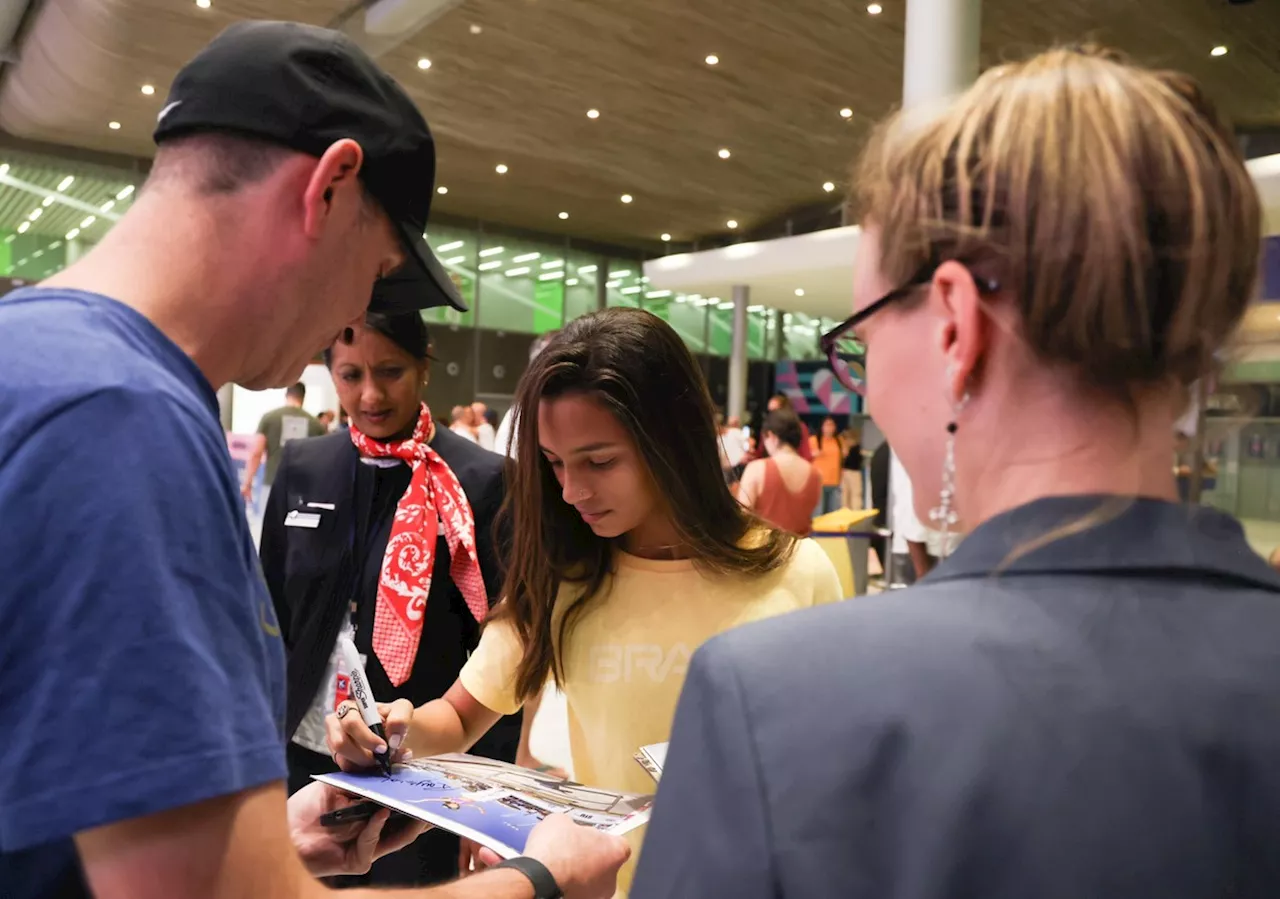 Rayssa Leal desembarca em Paris para os Jogos Olímpicos e é tietada por fãs