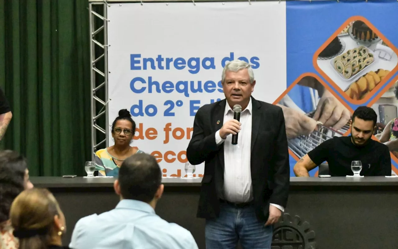 Prefeitura entrega cheques aos contemplados no edital de economia solidária