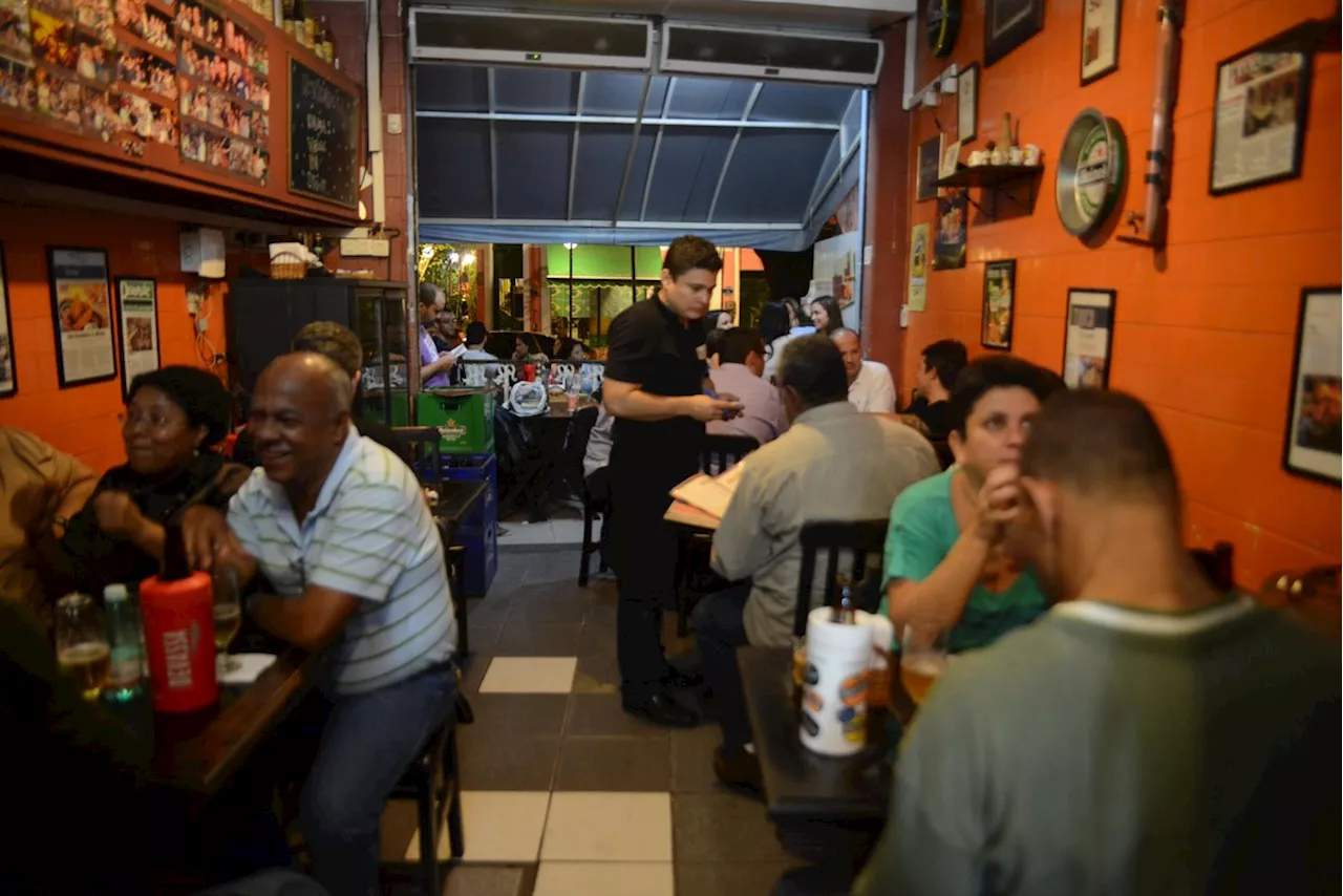 Bar da Frente, na Praça da Bandeira, tem menu especial para celebrar 15 anos