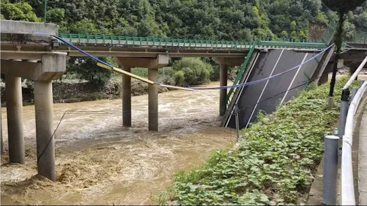 Jembatan Runtuh akibat Banjir Bandang di China, 11 Orang Tewas dan Puluhan Hilang