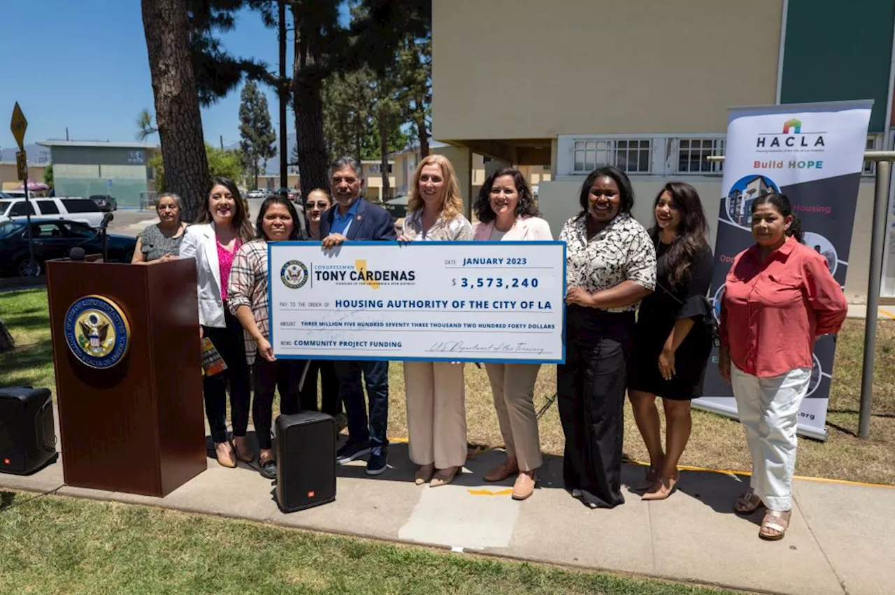 Residents in huge complex with no AC get help from Rep. Tony Cárdenas