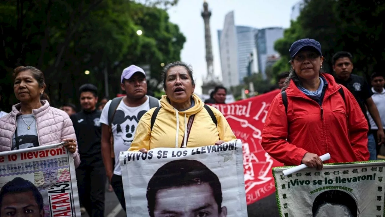 ¿Qué dice el informe que entregó AMLO los padres de los normalistas?