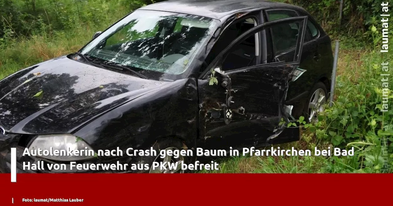 Autolenkerin nach Crash gegen Baum in Pfarrkirchen bei Bad Hall von Feuerwehr aus PKW befreit