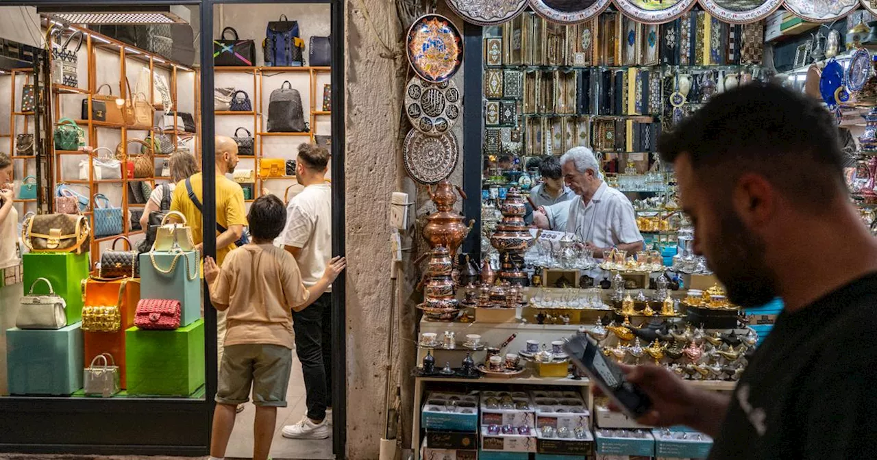 Le grand bazar d'Istanbul perd ses artisans traditionnels sous la pression des vendeurs de contrefaçons