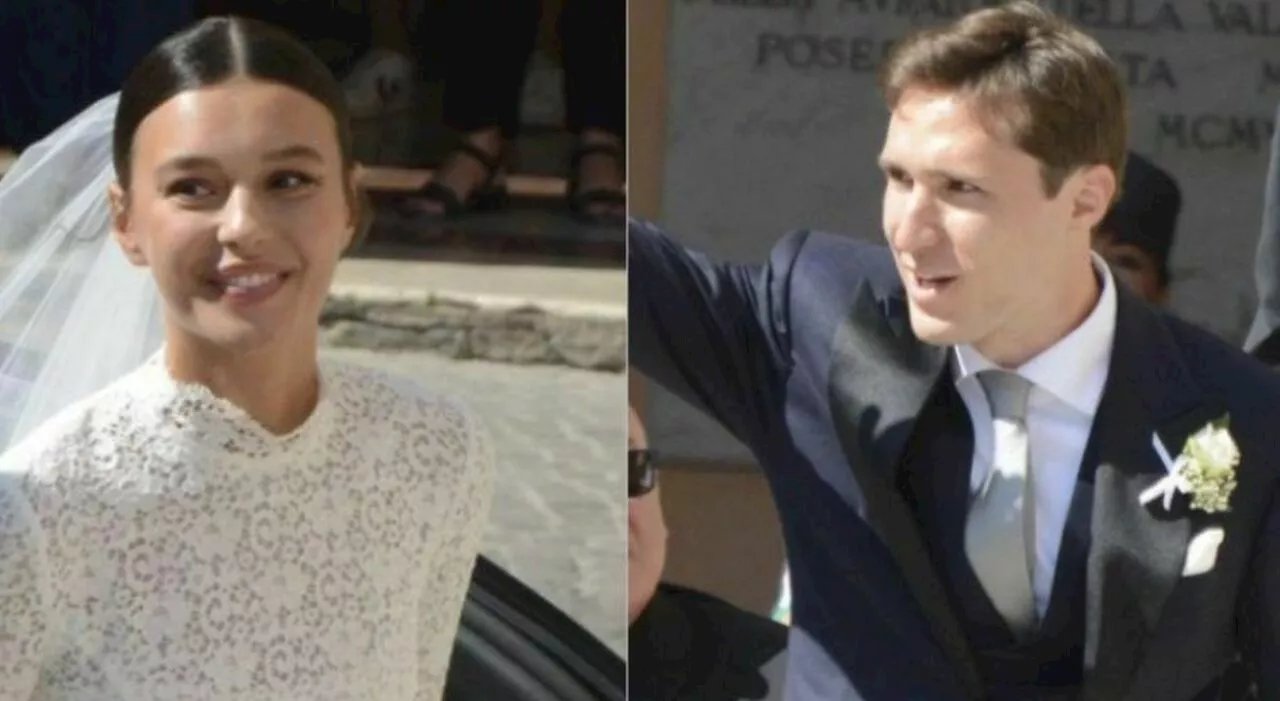 Federico Chiesa e Lucia Bramani sposi: tifosi in visibilio fuori dal Duomo di Grosseto. Sorrisi, selfie e auto