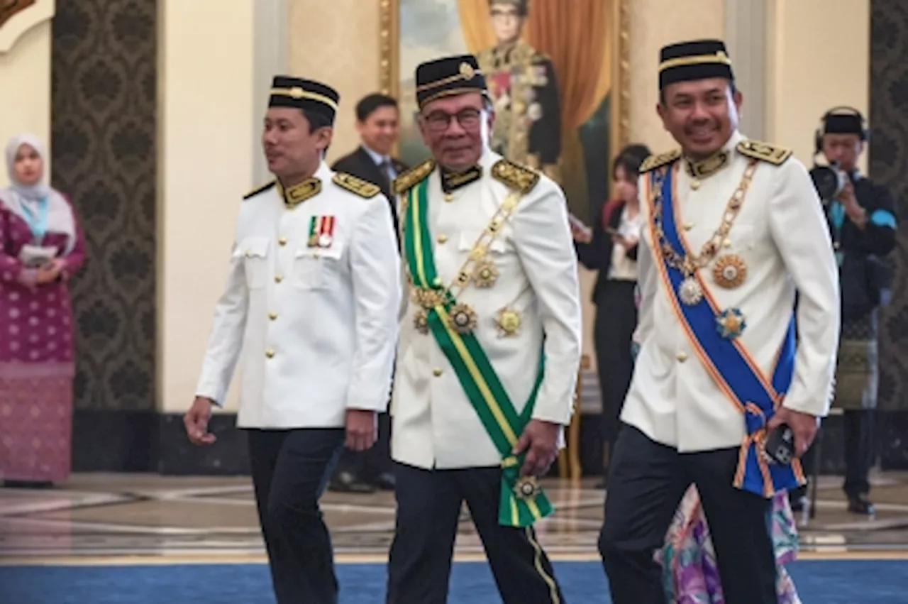 King’s installation: PM Anwar, Singapore’s Senior Minister Lee Hsien Loong arrive at Istana Negara