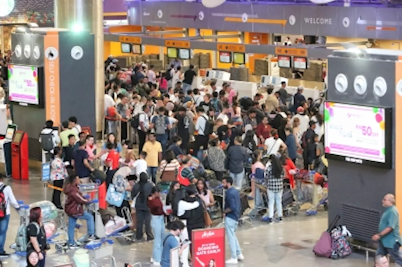 KLIA’s Terminal 2 still affected by aftermath of IT outage this morning, tempers flare as long lines spotted (VIDEO)