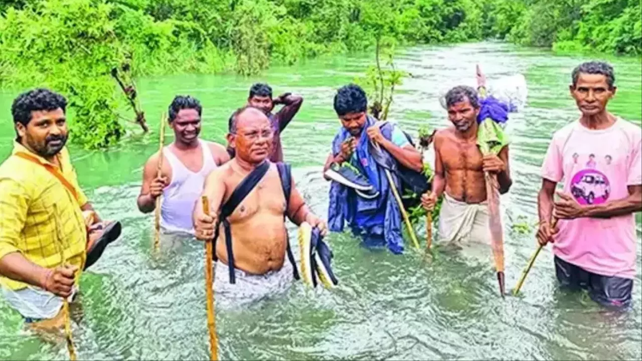 उफनते नाले में उतरे, 5 घंटे पहाड़ियों पर चढ़े, 16 KM चलकर आदिवासी परिवारों को दिए जरूरी सामान, तेलंगाना के इस अधिकारी ने जीता दिल