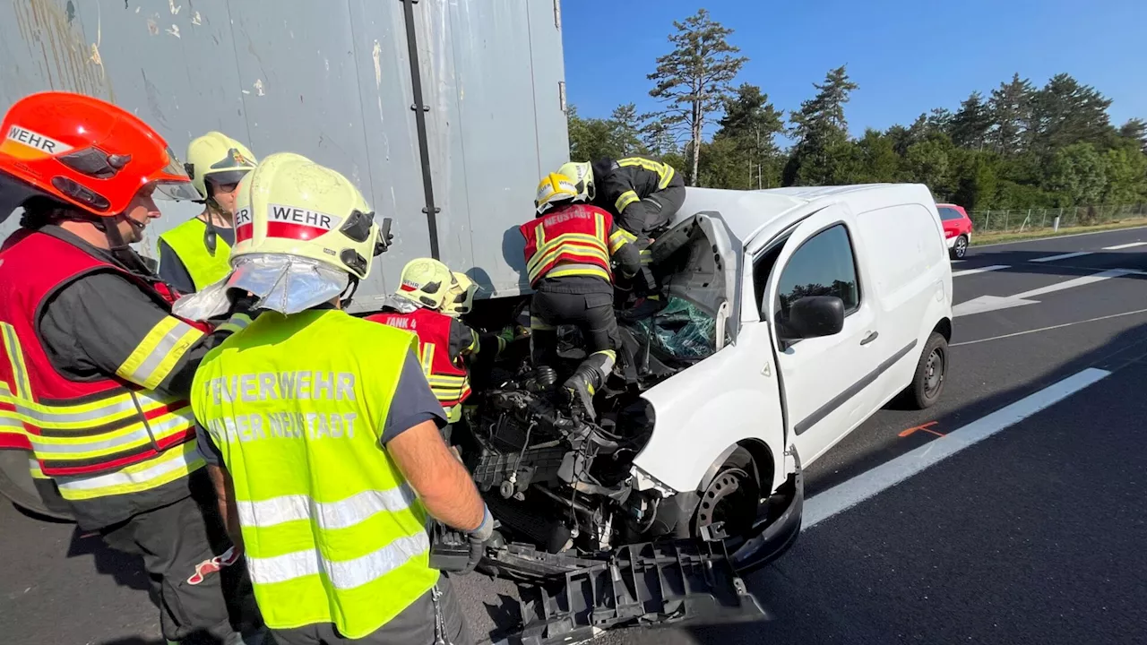 Lieferwagen verkeilte sich in Lkw: Fahrer hatte 1.000 Schutzengel