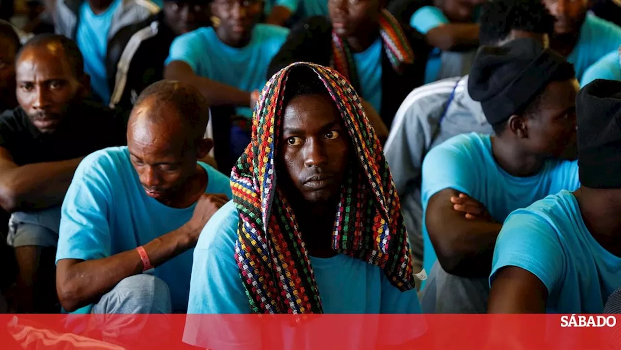 Navio dos Médicos Sem Fronteiras resgata 226 migrantes no Mediterrâneo