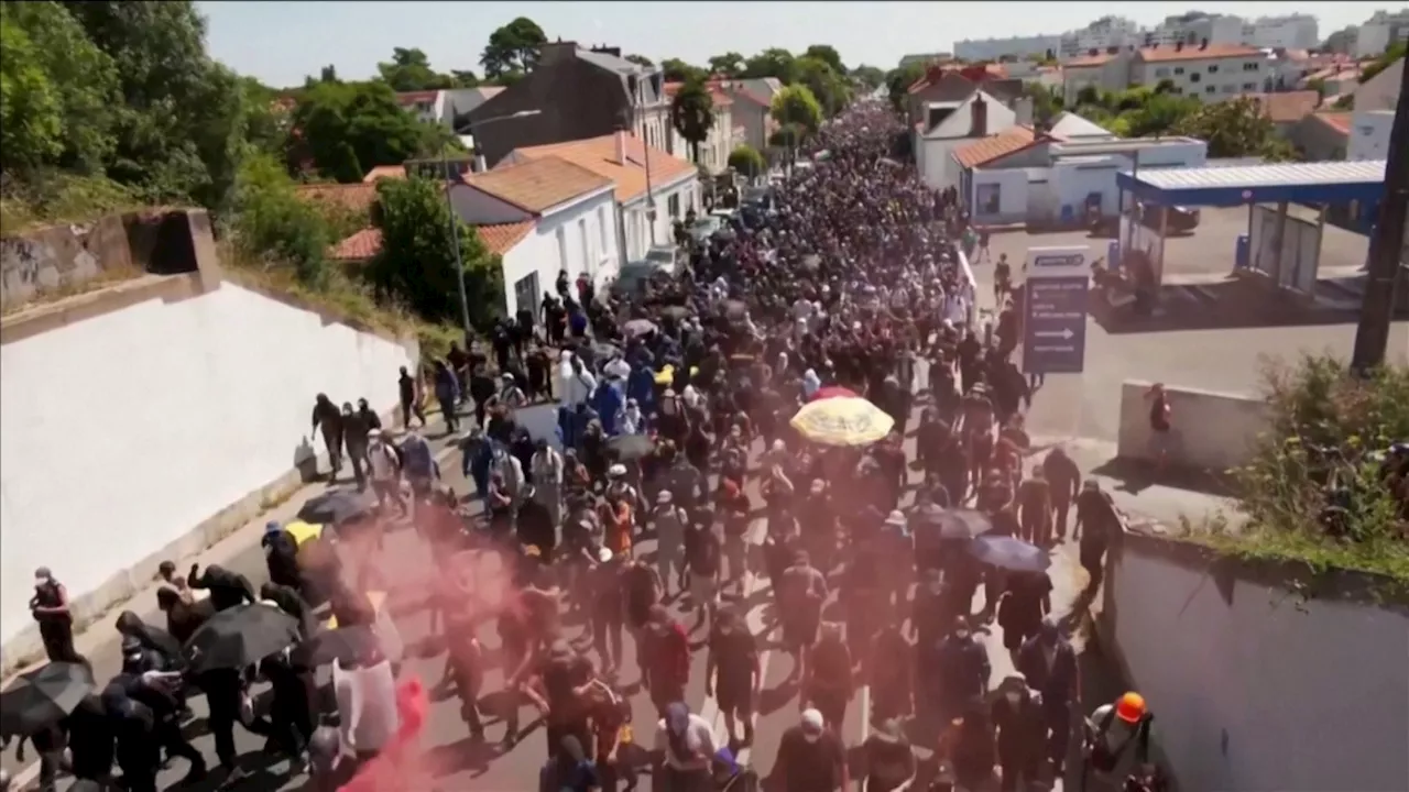 Fortes tensions lors de la manifestation 'antibassines' à la Rochelle: environ 400 'black blocs' repérés dans