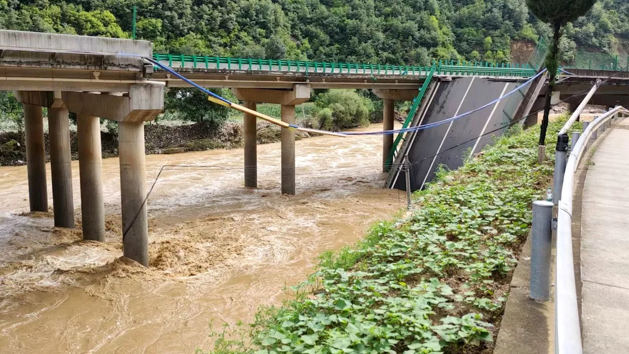 Al menos once muertos y una treintena de desaparecidos al derrumbarse un puente de una autopista en China