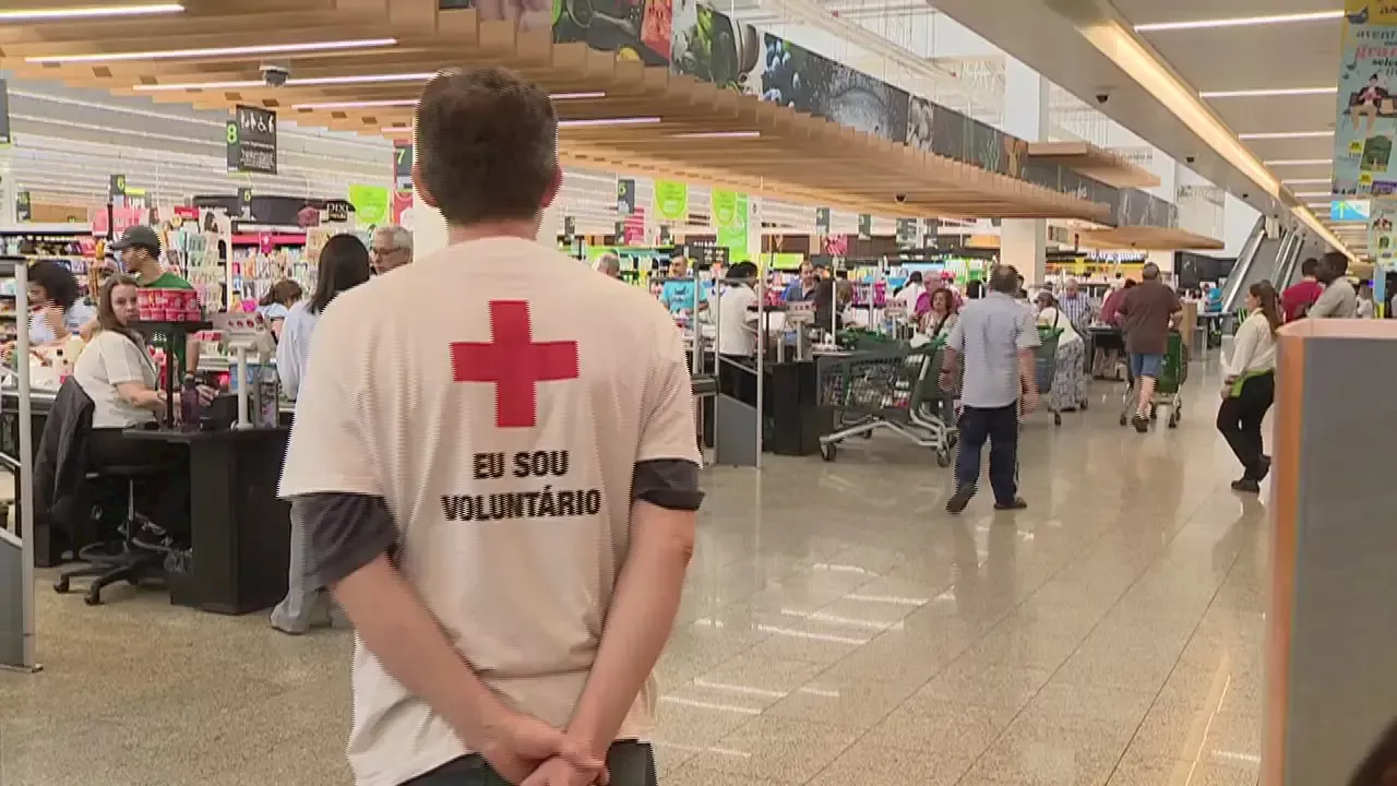 Cruz Vermelha Portuguesa recolhe alimentos em supermercados