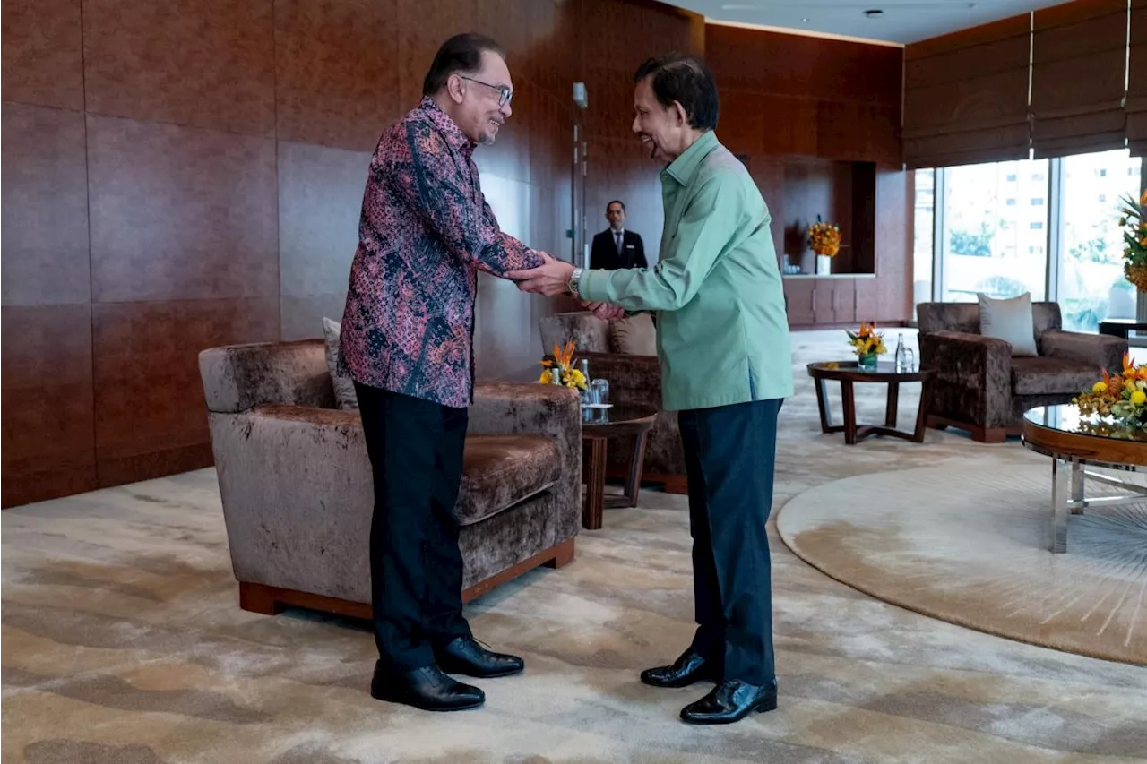 PM Anwar pays courtesy call to Brunei Sultan