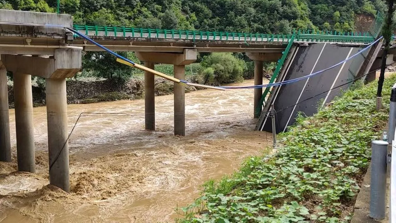 Starke Regenfälle: Einsturz von Autobahnbrücke in China: Mindestens zwölf Tote