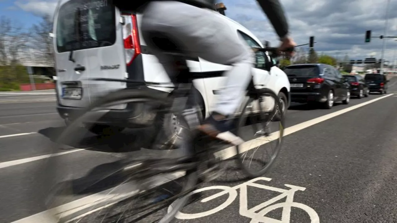 Straßenverkehr: Zahl der bei Unfällen getöteten Radfahrer 2023 verdoppelt