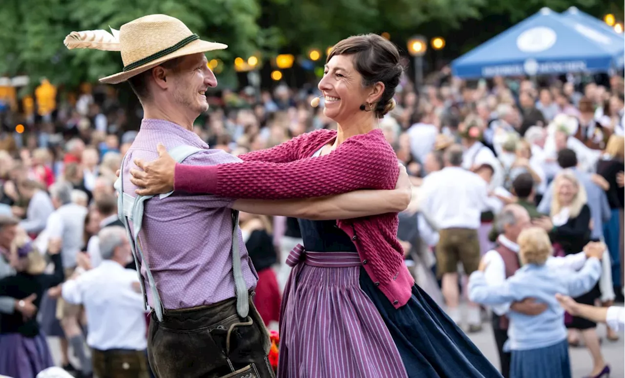 Kocherlball in München: Alle Infos rund um den Volkstanz am Chinesischen Turm