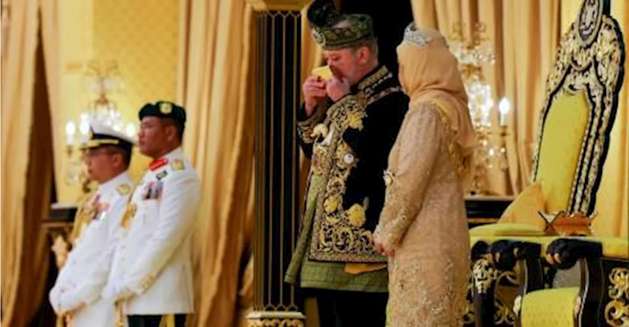 Installation ceremony: Cabinet members congratulate his Majesty Sultan Ibrahim