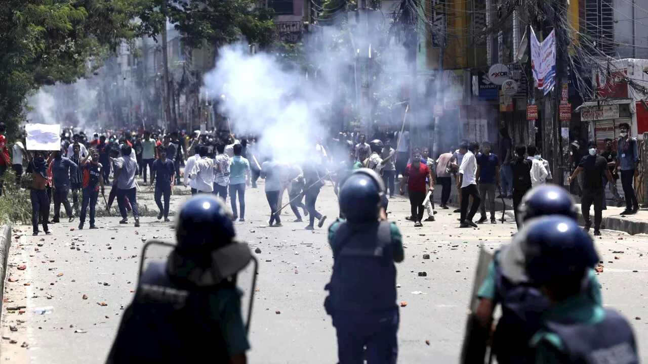 Non si arrestano le proteste in Bangladesh, schierato l'esercito: almeno 110 morti