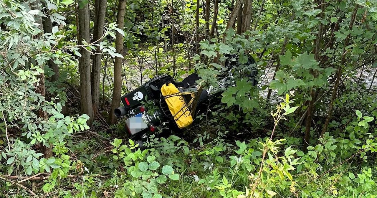 Fiel über Böschung: 63-jähriger Motorradfahrer nach Zusammenprall in Kirchdorf verletzt