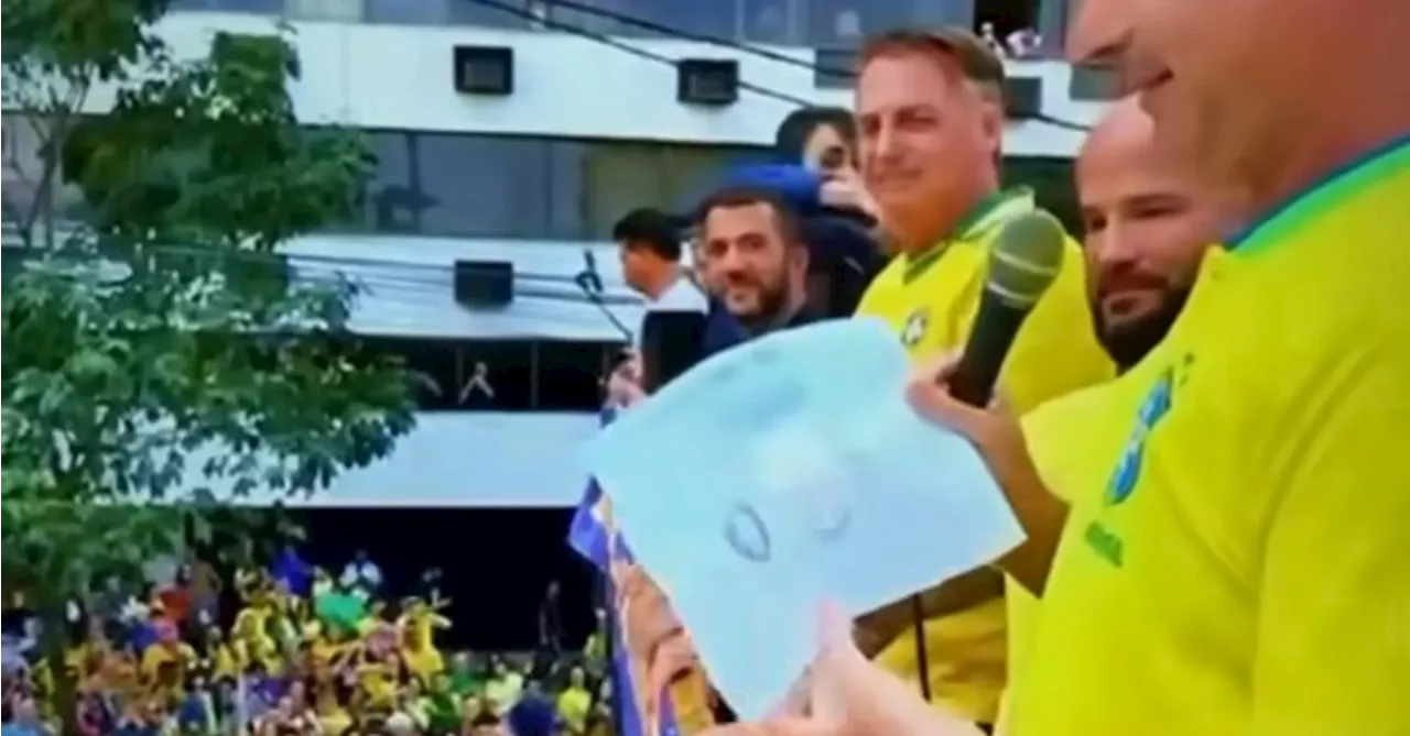 Ao lado de Bolsonaro, Flávio ironiza quebra de sigilo em palanque de Jordy