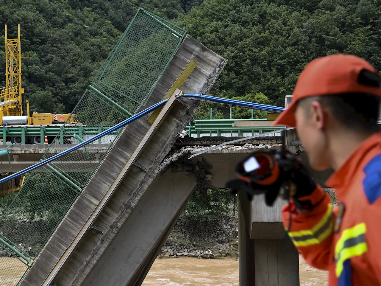 Einsturz von Autobahnbrücke in China: Mindestens zwölf Tote